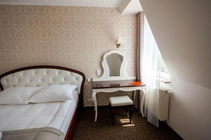 Hotel Palacowa Narol Екстериор снимка