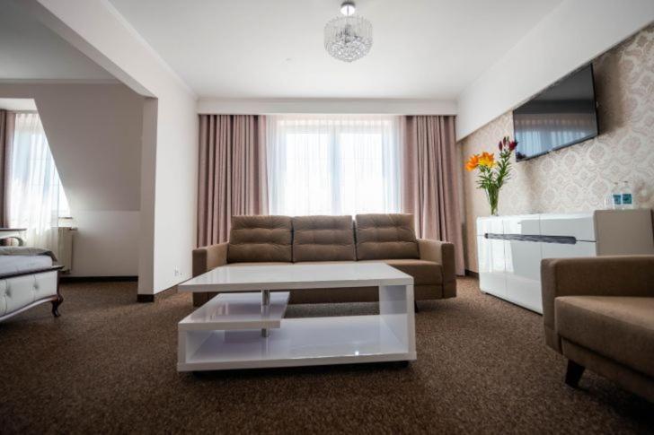 Hotel Palacowa Narol Екстериор снимка